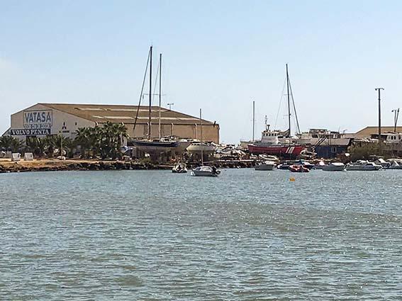 Playas insta a retirar las embarcaciones fondeadas de forma irregular en la zona de Vatasa