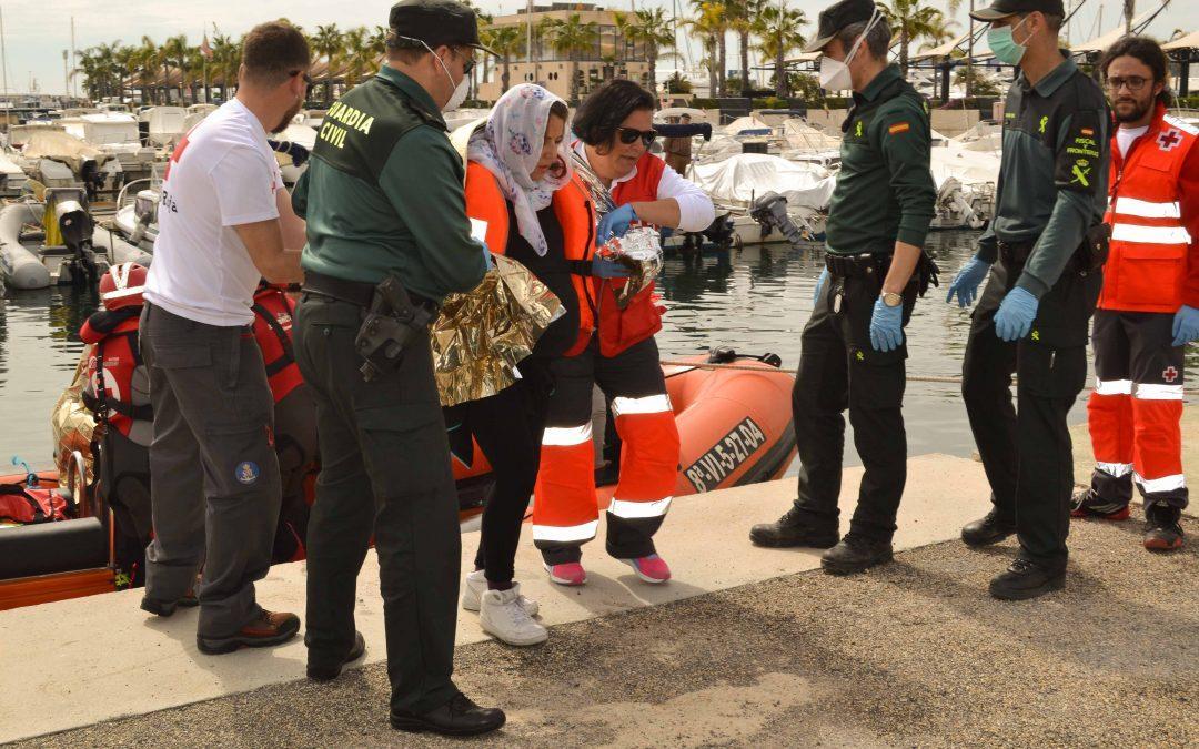 Un simulacro en el puerto de Santa Pola recrea la atención profesional ante la llegada de migrantes a la costa