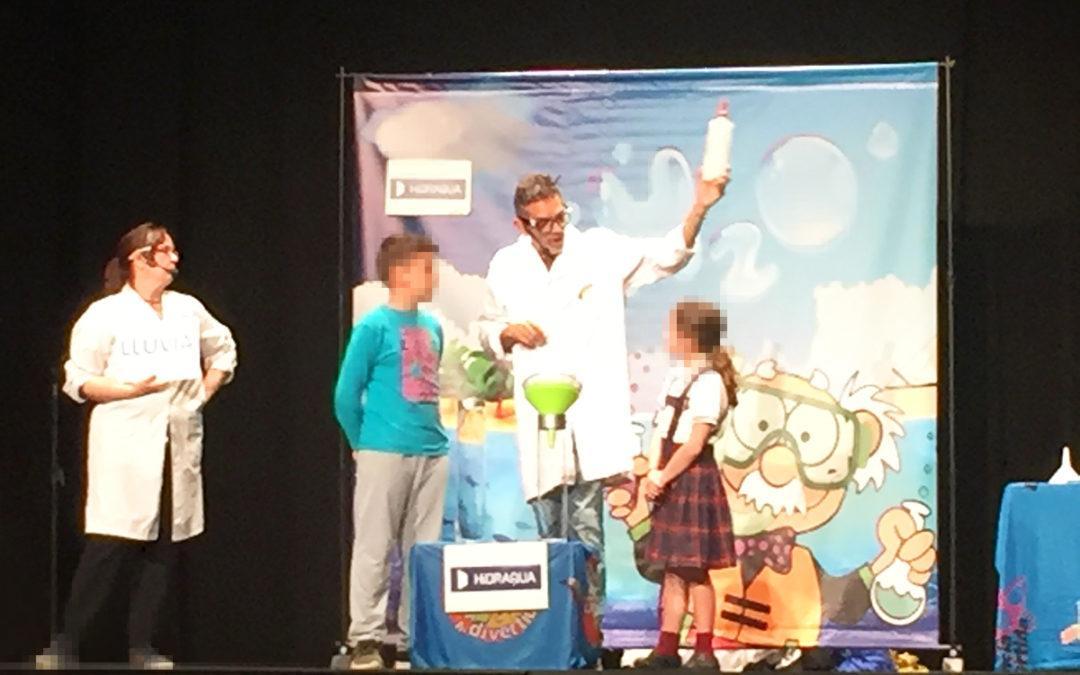 El alumnado de los colegios de Santa Pola disfruta de la obra teatral «La Gota Viajera» para conmemorar el Día del Agua