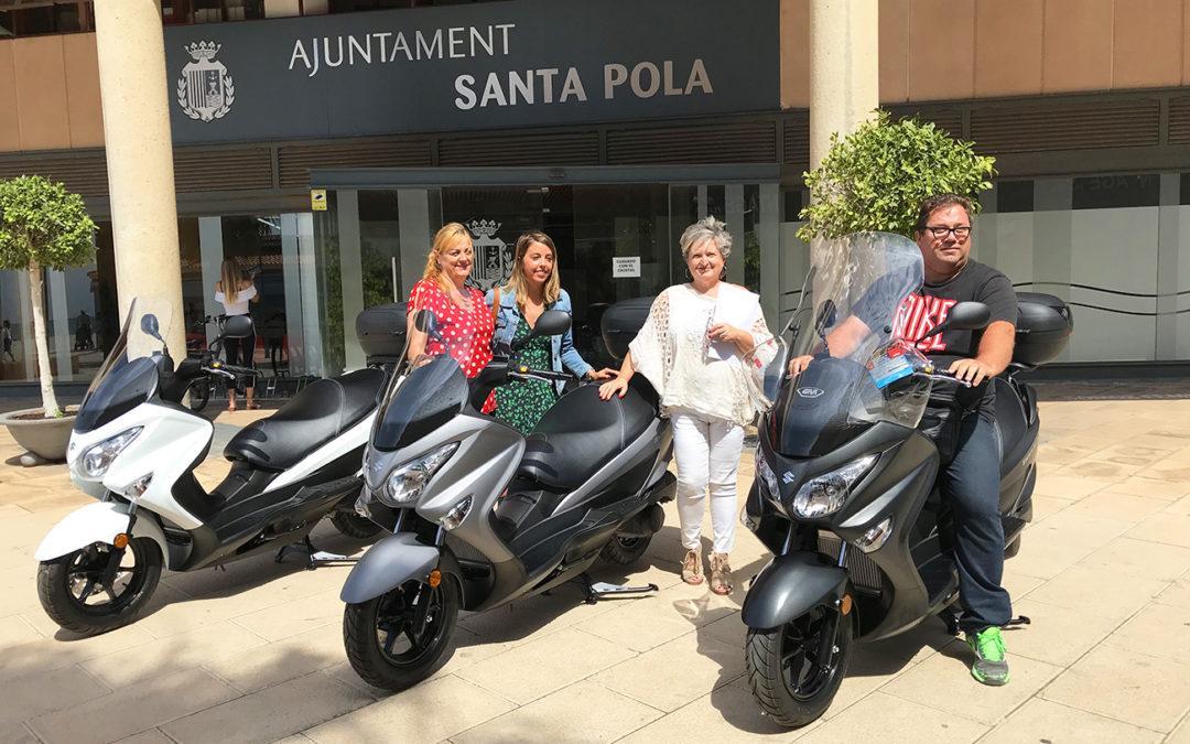 Las notificadoras del Ayuntamiento de Santa Pola reciben tres motos con las que podrán realizar su trabajo