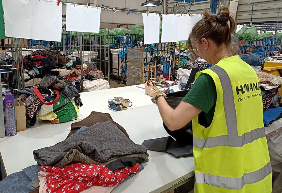 El 90% de la ropa usada recuperada en Santa Pola tiene una segunda vida vía reutilización y reciclaje