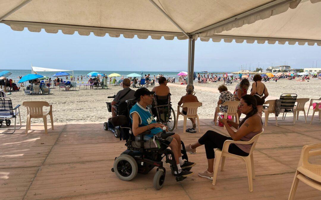 Santa Pola atiende a más de 4.200 personas durante el verano en los puntos de baño accesible