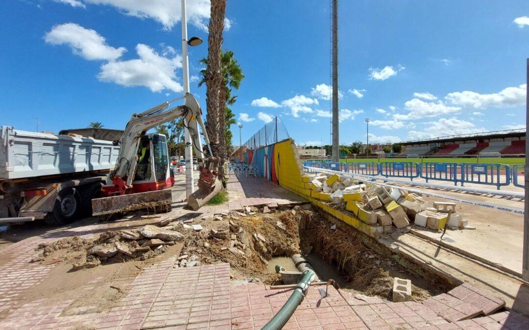 Se trabaja con urgencia para reparar la rotura de una tubería que ha dejado sin agua a toda la zona oeste de Santa Pola