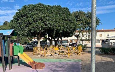 L’Ajuntament renova el paviment del parc dels Salzes en Platja Llisa