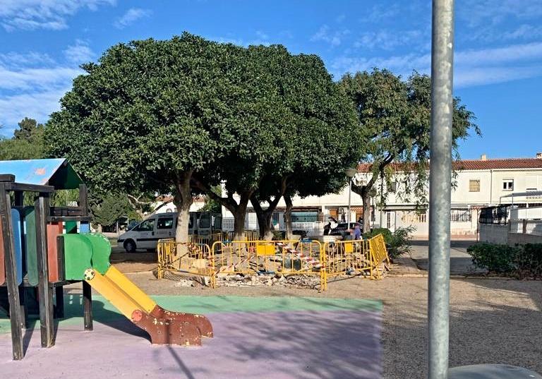 El Ayuntamiento renueva el pavimento del parque de Los Sauces en Playa Lisa