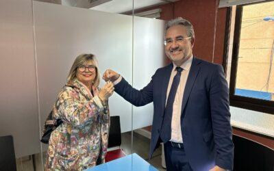 (Castellano) La alcaldesa firma en notaría la compra del nuevo local para la Agencia de Desarrollo Local